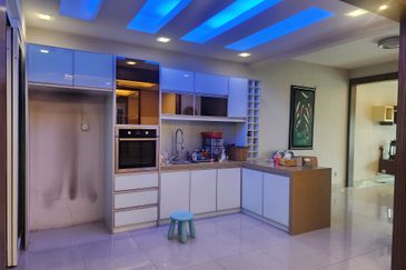 3 storey house to  let at happy garden, oug ,okr 