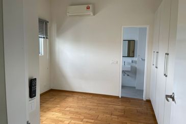 3 storey  modern and luxury Villa at Elevia Residences with lift for sale at taman puchong prima, puchong