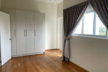 3 storey  modern and luxury Villa at Elevia Residences with lift for sale at taman puchong prima, puchong