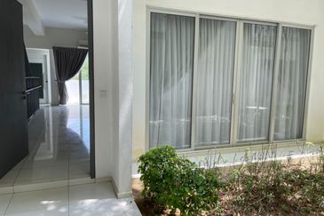 3 storey  modern and luxury Villa at Elevia Residences with lift for sale at taman puchong prima, puchong