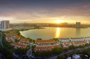 3 storey  modern and luxury Villa at Elevia Residences with lift for sale at taman puchong prima, puchong