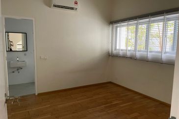 3 storey  modern and luxury Villa at Elevia Residences with lift for sale at taman puchong prima, puchong