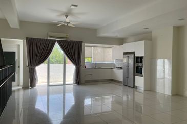 3 storey  modern and luxury Villa at Elevia Residences with lift for sale at taman puchong prima, puchong