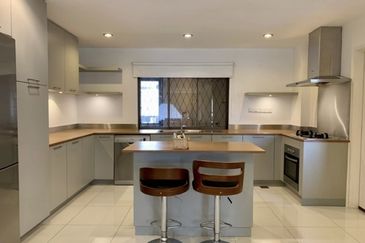 Merak Kayangan Court