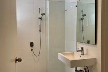 Merak Kayangan Court