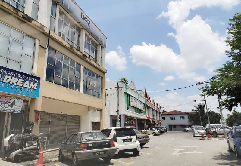[FACING MAIN ROAD] 3 Storey End Lot Shop Klang 