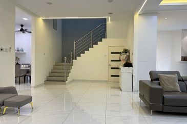 [RENOVATED FURNISHED] Banting Taman Mulia Freehold Semi-D