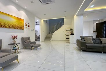 [RENOVATED FURNISHED] Banting Taman Mulia Freehold Semi-D