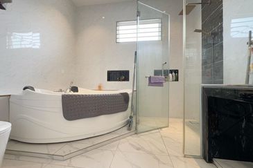 [RENOVATED FURNISHED] Banting Taman Mulia Freehold Semi-D