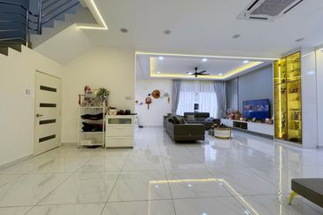 [RENOVATED FURNISHED] Banting Taman Mulia Freehold Semi-D