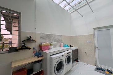 [RENOVATED FURNISHED] Banting Taman Mulia Freehold Semi-D