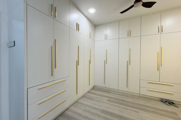 [RENOVATED FURNISHED] Banting Taman Mulia Freehold Semi-D