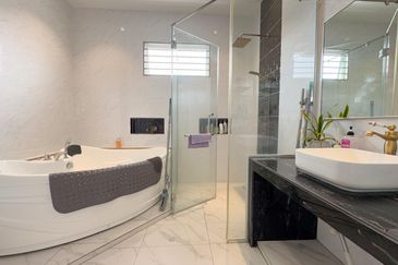 [RENOVATED FURNISHED] Banting Taman Mulia Freehold Semi-D