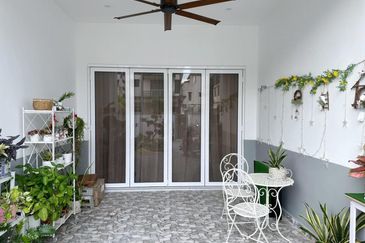 [RENOVATED FURNISHED] Banting Taman Mulia Freehold Semi-D