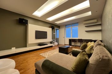 3.5 storey Country Heights Damansara Bungalow for SALE !!