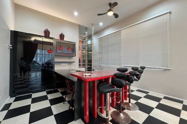 3.5 storey Country Heights Damansara Bungalow for SALE !!