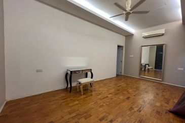 3.5 storey Country Heights Damansara Bungalow for SALE !!