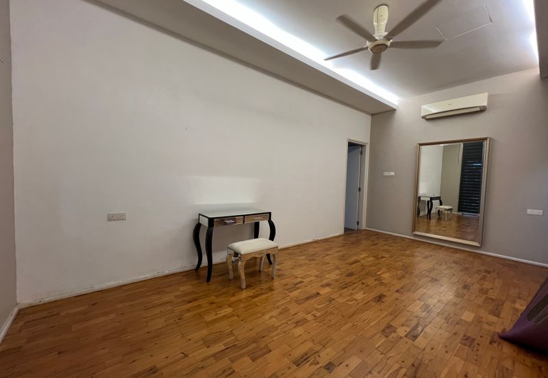 3.5 storey Country Heights Damansara Bungalow for SALE !!