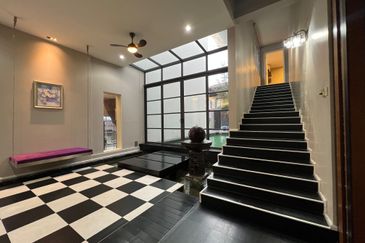 3.5 storey Country Heights Damansara Bungalow for SALE !!