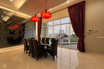 3.5 storey Country Heights Damansara Bungalow for SALE !!