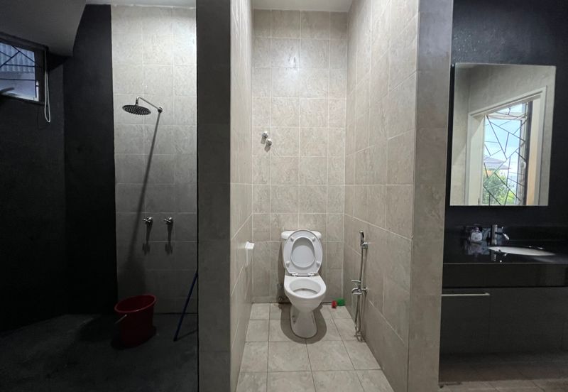 3.5 storey Country Heights Damansara Bungalow for SALE !!