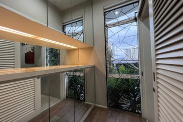 3.5 storey Country Heights Damansara Bungalow for SALE !!