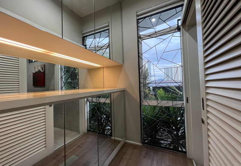 3.5 storey Country Heights Damansara Bungalow for SALE !!