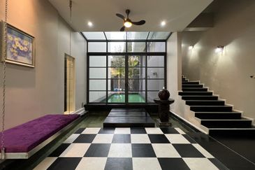 3.5 storey Country Heights Damansara Bungalow for SALE !!