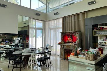 3.5- storey Bungalow for SALE Country Heights 