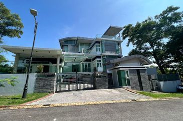 3.5- storey Bungalow for SALE Country Heights 