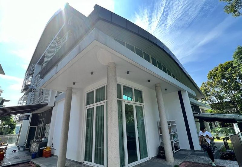 3.5- storey Bungalow for SALE Country Heights 