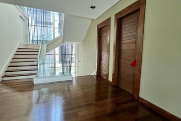 3.5- storey Bungalow for SALE Country Heights 