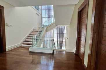 3.5- storey Bungalow for SALE Country Heights 