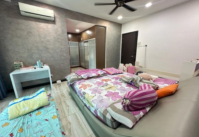 Bandar Sungai Long ,Bandar Sungai Long , Selangor 2.5 Storey Semi D 