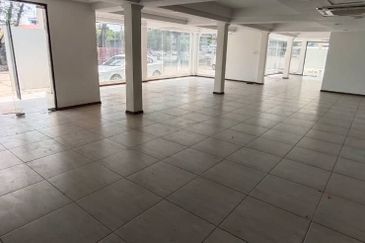 Warehouse 23,000 sf retail outlet