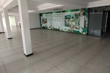 Warehouse 23,000 sf retail outlet