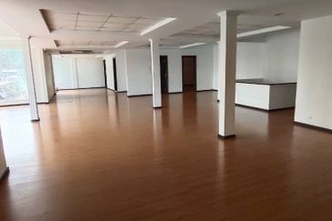 Warehouse 23,000 sf retail outlet