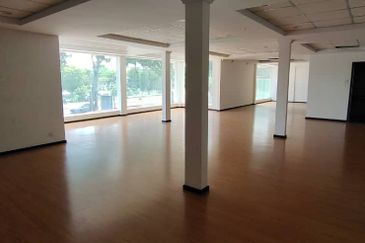 Warehouse 23,000 sf retail outlet