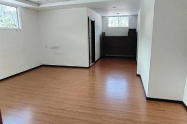 Warehouse 23,000 sf retail outlet