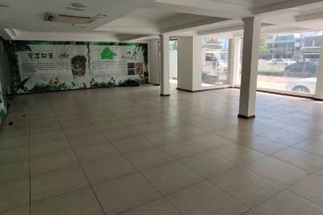 Warehouse 23,000 sf retail outlet