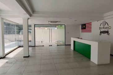 Warehouse 23,000 sf retail outlet