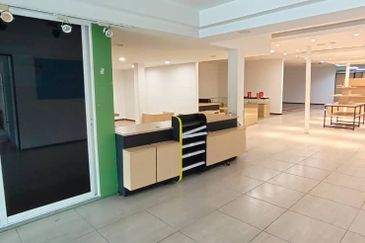 Warehouse 23,000 sf retail outlet