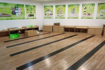 Warehouse 23,000 sf retail outlet