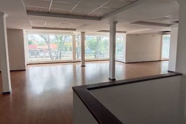 Warehouse 23,000 sf retail outlet