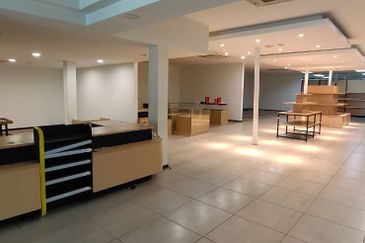 Warehouse 23,000 sf retail outlet