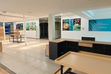 Warehouse 23,000 sf retail outlet