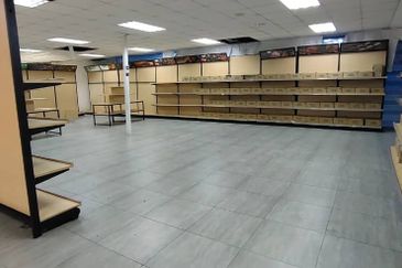 Warehouse 23,000 sf retail outlet