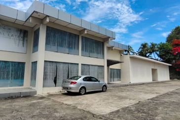 Warehouse 23,000 sf retail outlet