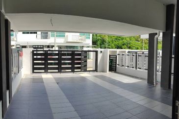 Taman Kim Leng 3storey 5rooms Damai near QE2