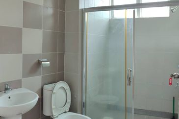 Taman Kim Leng 3storey 5rooms Damai near QE2